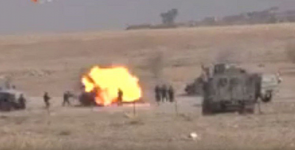 بالفيديو… لحظة انفجار حزام داعشي الناسف بعد مقتله وسط مقاتلين اكراد