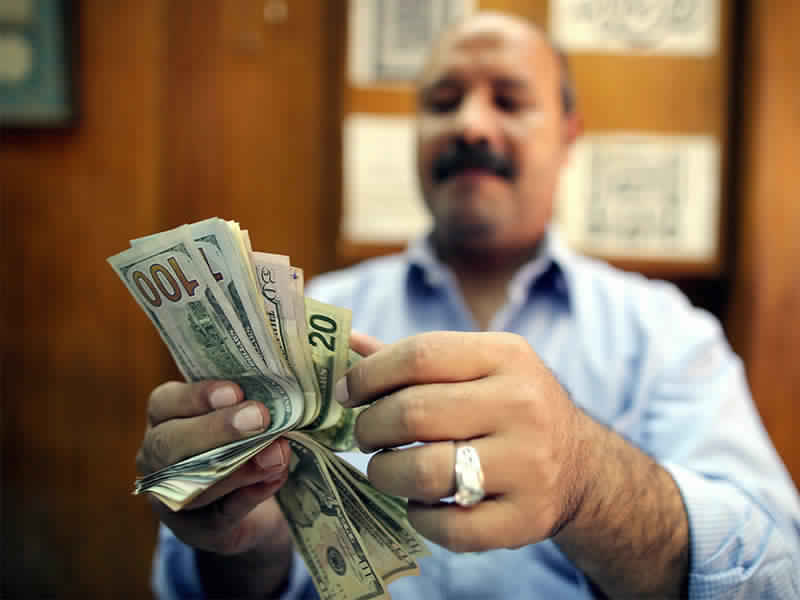 البنوك المصرية تسعى إلى ترويض السوق السوداء وسحب الدولارات بأسعار أعلى من المعروض