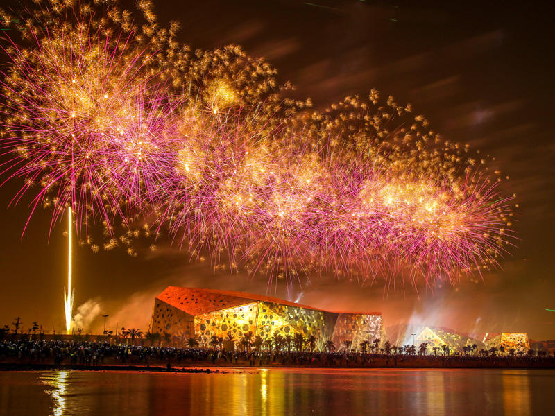 مشاهد رائعة تحول سماء الكويت الى تحفة فنية