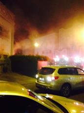 رجال الإطفاء يحاولون السيطرة على حريق في منزل بـ«سعد العبدالله»