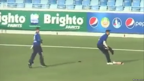 فيديو عجيب.. لاعب تنفصل قدمه أثناء مباراة في دبي ويواصل الركض!