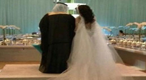 بالفيديو..لن تصدق كيف تصرفت سيدة سعودية مع زوجها بعد زواجه من أخرى!