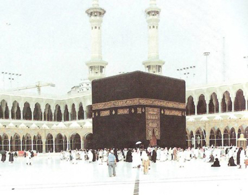 ما هو سرّ القنديل المذهب الذي تم اضافته بجانب الحجر الأسود للكعبة؟