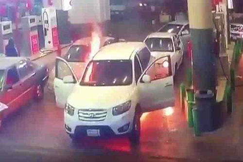 بالفيديو.. هكذا انقذ شاب أمه من حريق شب بسيارته أثناء تعبئة البنزين في المدينة المنورة