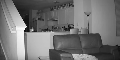 بالفيديو..استغرب من حالة ابنه الذي يستيقظ كل صباح وهو متعب وعندما راقبه صعق!