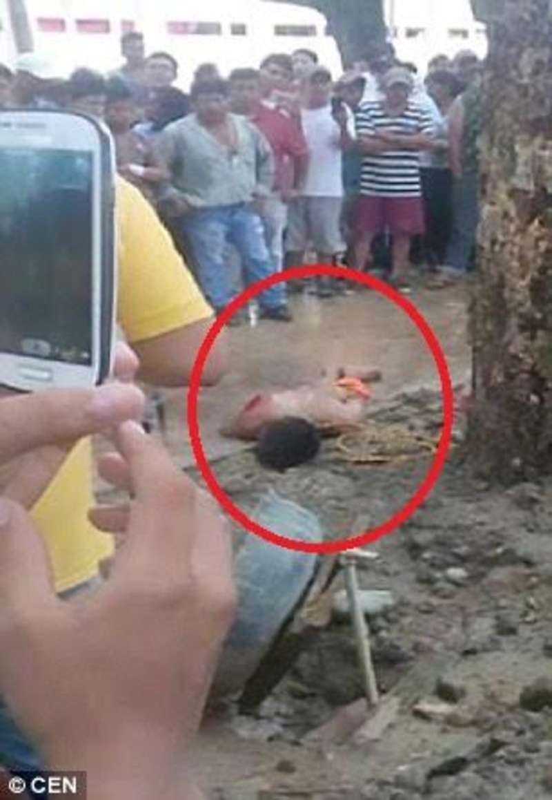 بالفيديو.. الاهالي الغاضبون يقتحمون مركز شرطة و يسحلون شابا اغتصب طفل ثم قتله