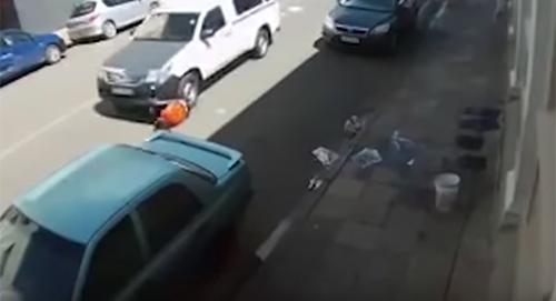 فيديو مروع..سيارة تصدم امرأة وتجرها 18 متراً أسفل عجلاتها