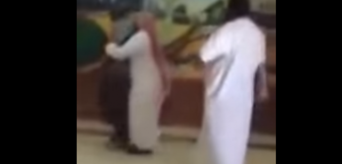 بالفيديو.. ولي أمر طالب ينهال بالضرب على معلم داخل مدرسة!!