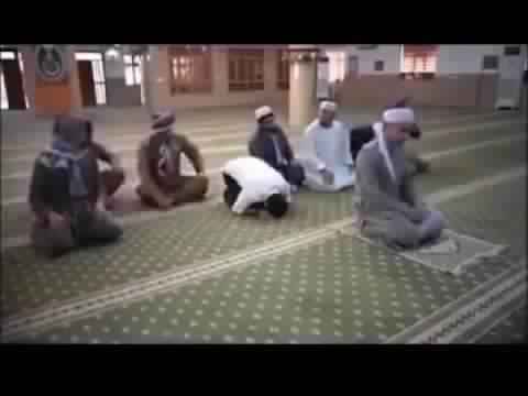 بالفيديو.. لحظة وفاة رجل أثناء السجود في الصلاة…ونعم الخاتمة!