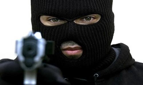 بالفيديو .. لص اضحوكة يثير سخرية النشطاء لخطأه في إصابة ضحيته بعد إطلاقه 6 رصاصات