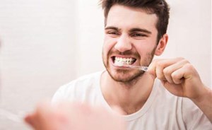 كيف ترتبط الأسنان بمشكلات “الضعف” عند الرجال