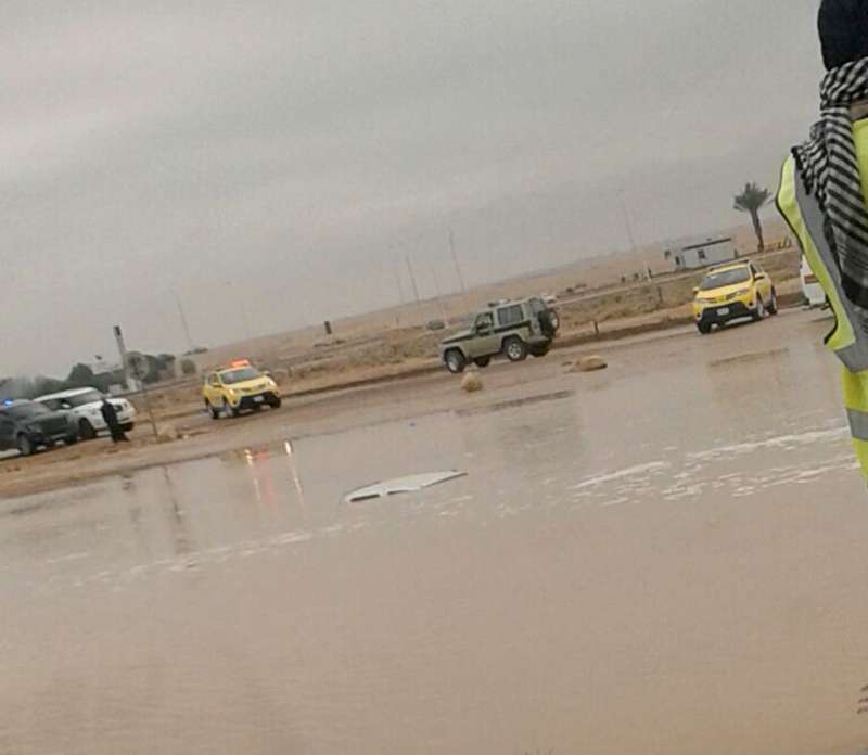 فيديو.. صرخات مفجعه اثناء انتشال جثة وافد داخل سيارة غرقت في السيول في السعودية