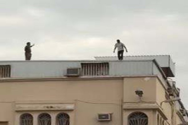 بالفيديو.. لحظة احباط محاولة وافد في السعودية الانتحار من سطح عمارة