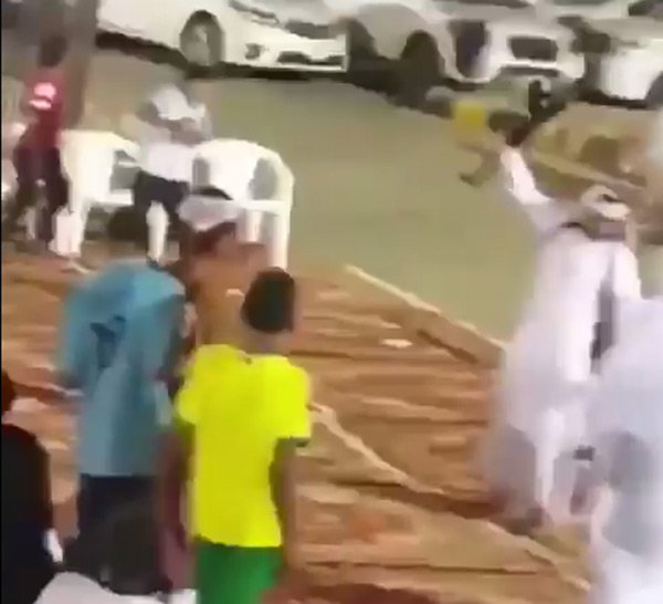 بالفيديو.. خليجي متهور كاد أن يقتل الجميع بسلاح كلاشنكوف لحظة محاولته الاستعراض