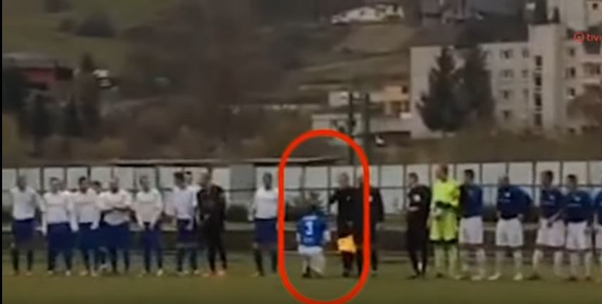 صورة: لاعب كرة قدم يطلب يد حكمة للزواج على أرضية الملعب تحت تصفيق الجماهير