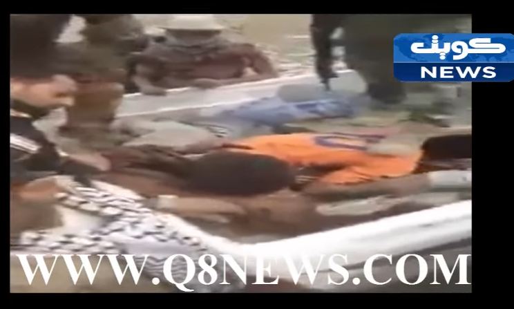 فيديو صادم : ميليشيا الحشد الارهابية تعتدي بعنف و وحشية على طفلين نازحين من الموصل!!