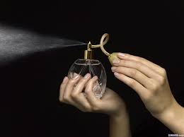 لن تصدق ماهي الأماكن المفضلة لوضع العطر، والمكان الأفضل لن يخطر على بالكم؟