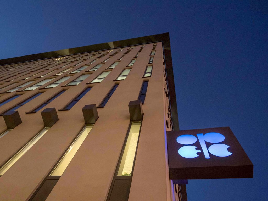 اوبك تسعى إلى اقناع دول نفطية أخرى بخفض الانتاج