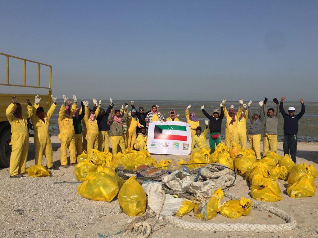 فريق الغوص الكويتي يرفع ثلاثة أطنان مخلفات بحرية من ساحل عشيرج