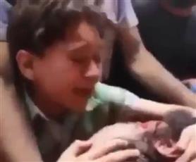 بالدموع…طفل سوري يودع والده المتوفي: «الله يوفقك لا تتركني»