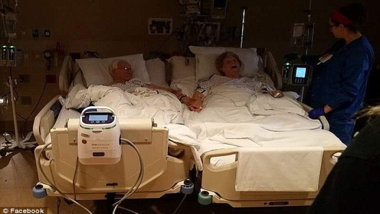 صورة.. مشهد مهيب لزوجين عاشا معا وفارقا الحياة يدا بيد
