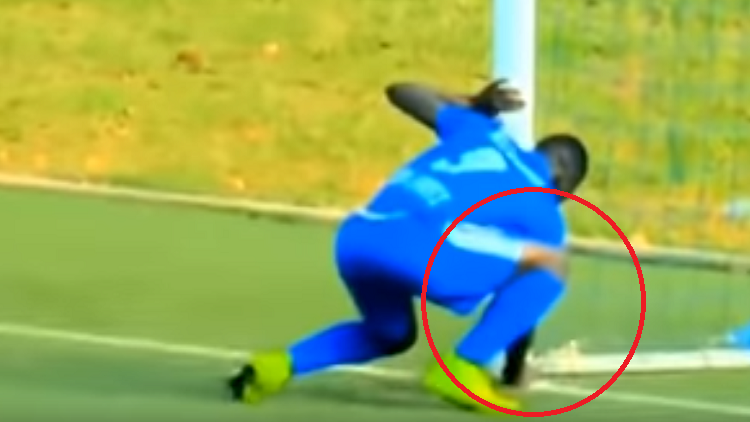 بالفيديو…لاعب إفريقي يسجل هدفا بعد إزالة مفعول “السحر”