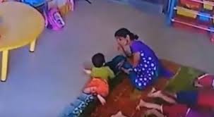 بالفيديو.. عاملة في حضانة تعتدي على طفلة بطريقة وحشية!