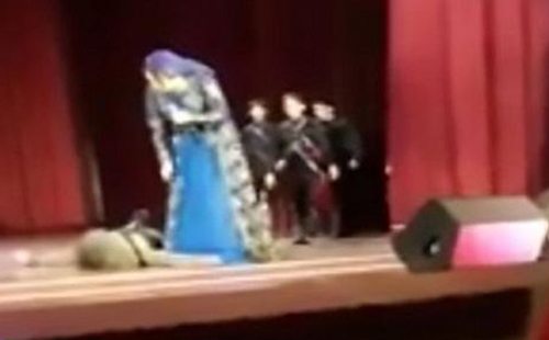 بالفيديو.. لحظة خروج روح راقص وسقوطه على المسرح.. ورد فعل الجمهور صادم