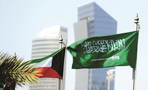 أعلام الكويت والمملكة تزين شوارع وميادين وأسواق «الديرة»