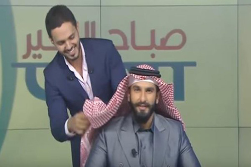 بالفيديو..ممثل هندي شهير يلبس الشماغ والعقال على الهواء مباشرة.. والمذيع يشخّص له