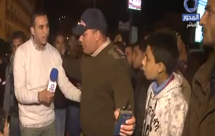 بالفيديو.. الشرطة المصرية تلقي القبض على طاقم عمل قناة “المحور” على الهواء