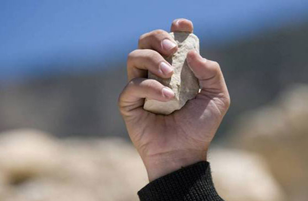 طالب يشرخ جمجمة زميله بحجر