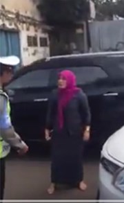 بالفيديو .. إندونيسية تصب جام غضبها على شرطي حرر لها مخالفة