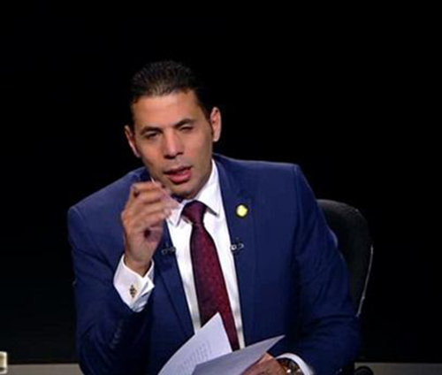 بالفيديو .. إعلامي مصري يهاجم زميلة على الهواء : ” خليك في الخمرة و النسوان يا واسطة بابا ” !