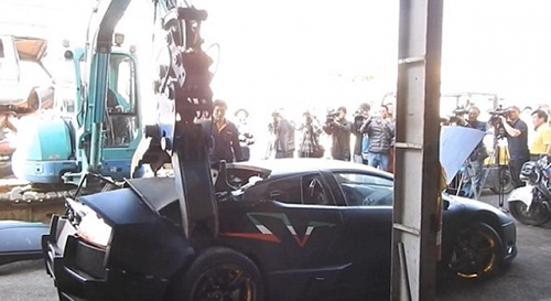 بالفيديو..لن تصدقوا ما حدث لسيارة “لامبورغيني” خالف صاحبها القانون!