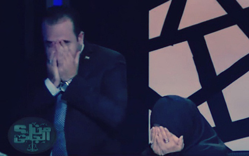 بالفيديو.. أم ومذيع يدخلان في نوبة بكاء على الهواء..والسبب صادم !