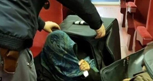 فتشوا الحقائب .. وما وجدوه داخلها أصابهم بالصدمة !!