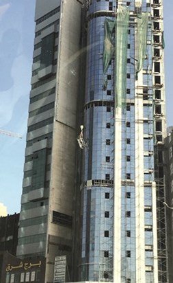 إنقاذ عامل قبل أن يهوي من ارتفاع شاهق في العاصمة