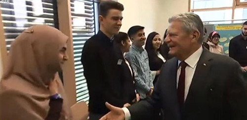 بالفيديو.. الرئيس الألماني يتعرض لموقف محرج مع فتاة محجبة أثناء زيارته لأحد مدارس المهاجرين