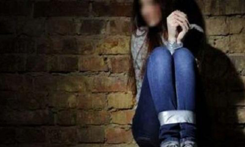 خليجي يختطف فتاة أجنبية في الإمارات .. و حيلة ذكية أنقذتها من الاغتصاب
