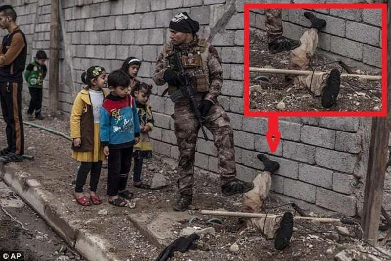 شاهد.. دفن نصف جثة داعشي وترك الأرجل بالخارج
