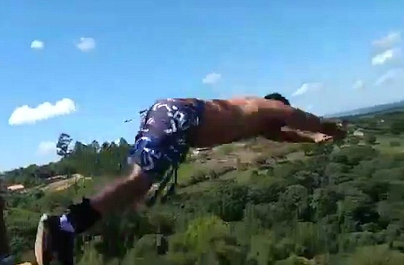 فيديو.. أب برازيلي يقفز إلى الموت؟!