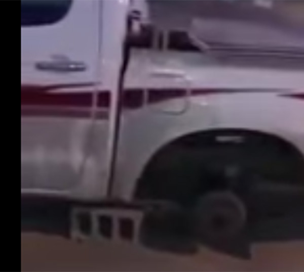 بالفيديو.. سعودي يفاجأ باختفاء كامل إطارات سيارته