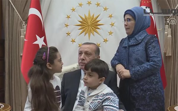 بالفيديو.. اردوغان يستقبل طفلة سورية ابهرت العالم بتغريداتها حول حلب