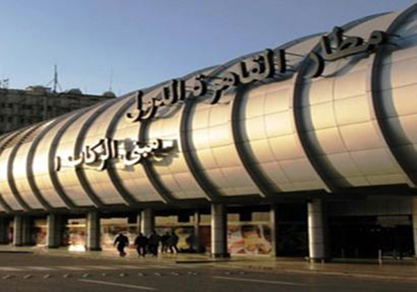 في واقعة غريبة…خليجي يحمل أمواله فى «شوال» بمطار القاهرة!!