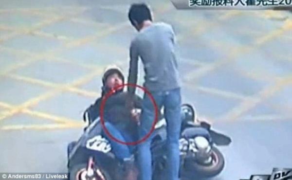 بالفيديو.. هكذا انتقم من سارق هاتفه بركلة واحدة