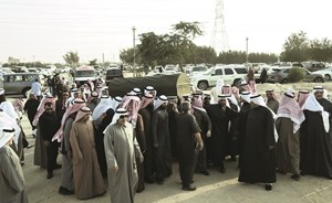 في أجواء مهيبة ووسط حضور شعبي تشييع جثامين ضحايا انفجار وحريق اليخت إلى مثواهم الأخير