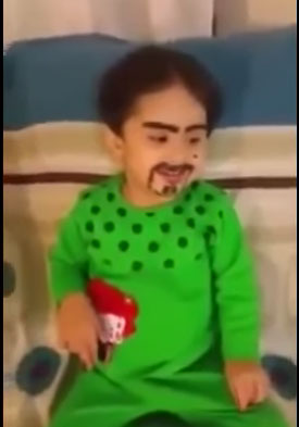 بالفيديو.. طفل يبكي بحرقة بعدما فوجئ بوجود شارب ولحية في وجهه!