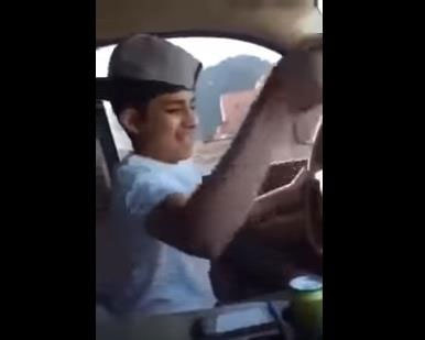 شاهد بالفيديو…مراهق يوثق لحظة انقلابه بسيارته أثناء ممارسته التقحيص