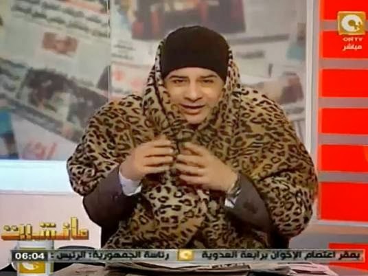 بالفيديو.. مذيع مصري يظهر مرتدياً “بطانية” على الهواء